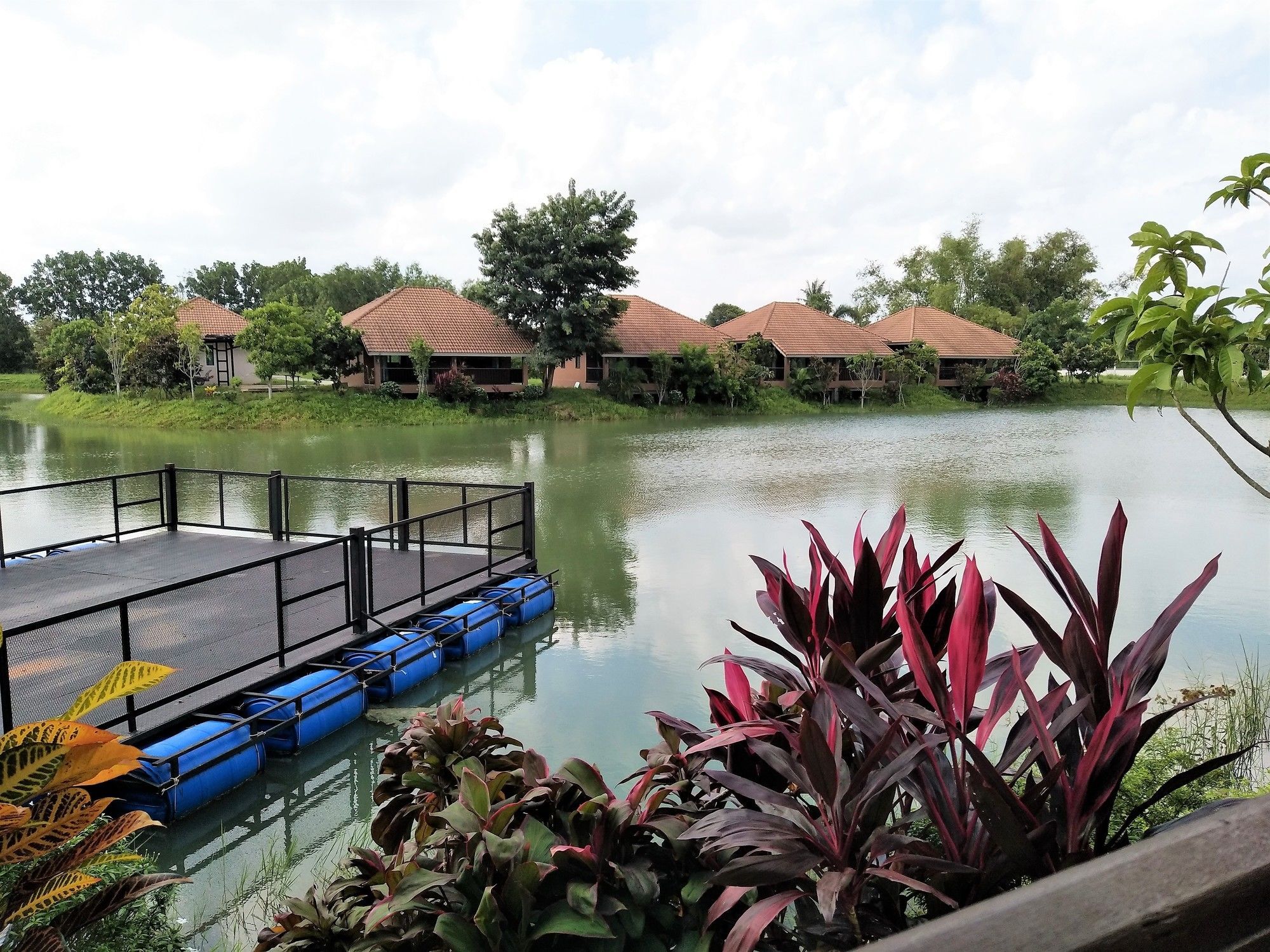 Pirom Lake And Resort Si Maha Phot Exterior photo