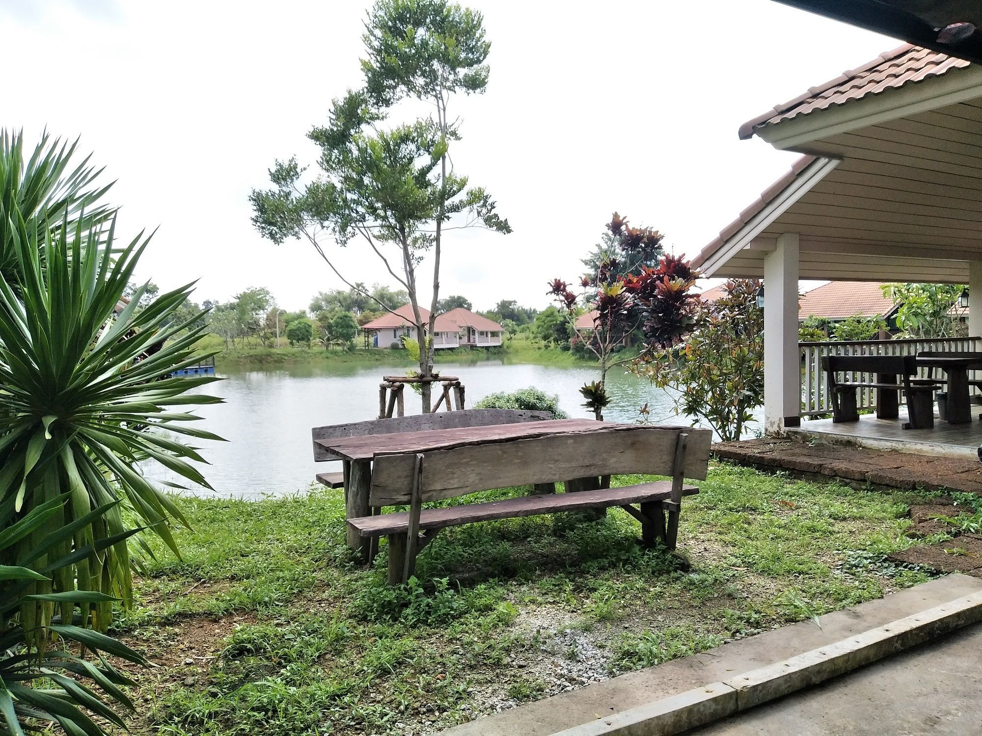 Pirom Lake And Resort Si Maha Phot Exterior photo